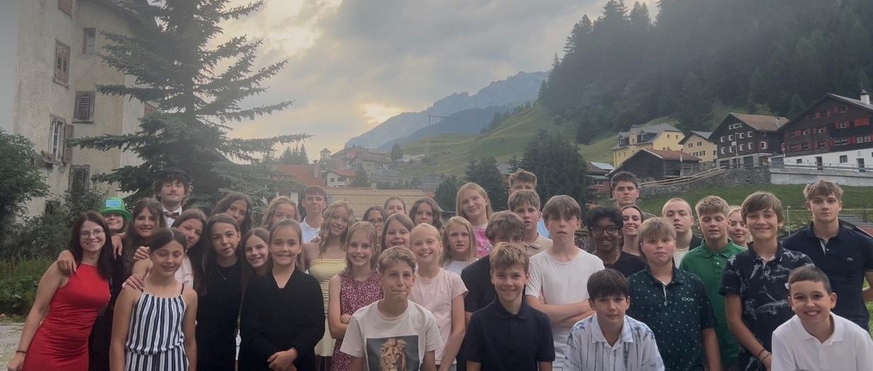 Die ganze Schar der Jungwacht Blauring Steg beim Sommerlager
