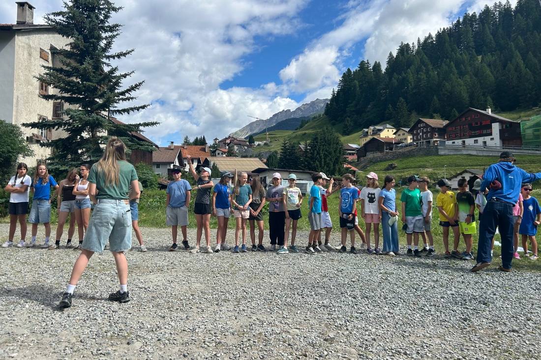 Antreten auf dem Platz beim Lagerhaus