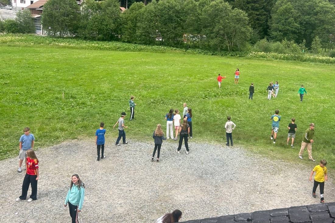 Spiel auf der Wiese vor dem Lagerhaus