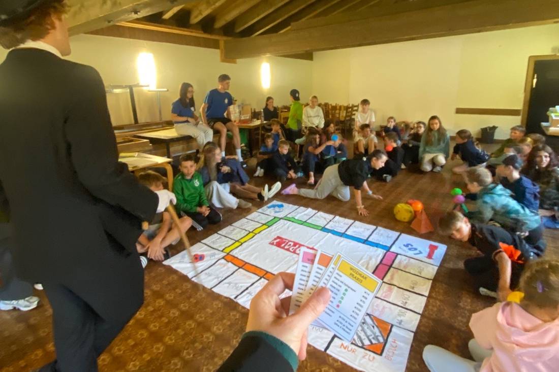 Riesen-Monopoly im Lagerhaus