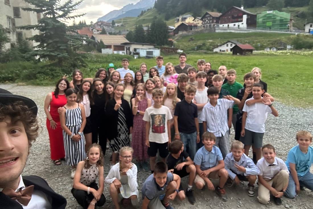 Gruppenfoto am festlichen Abend im Sommerlager