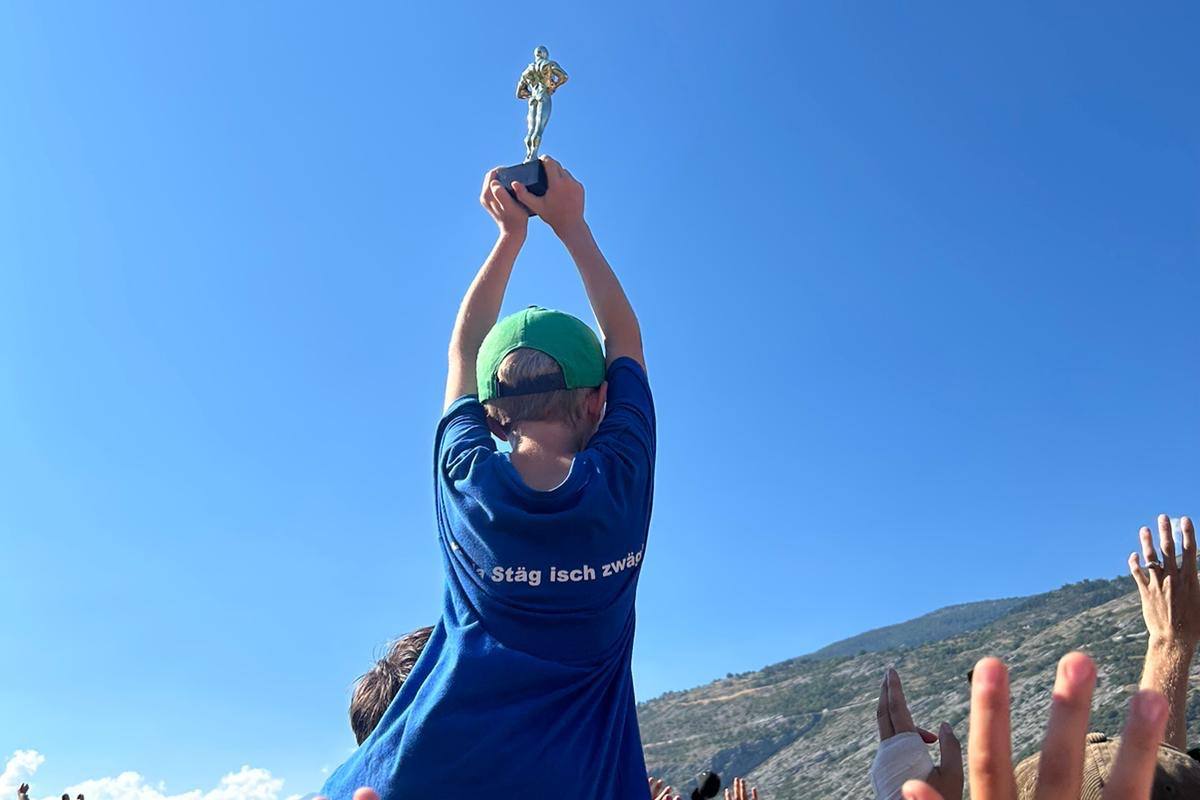 Jubel mit Pokal bei einem Anlass